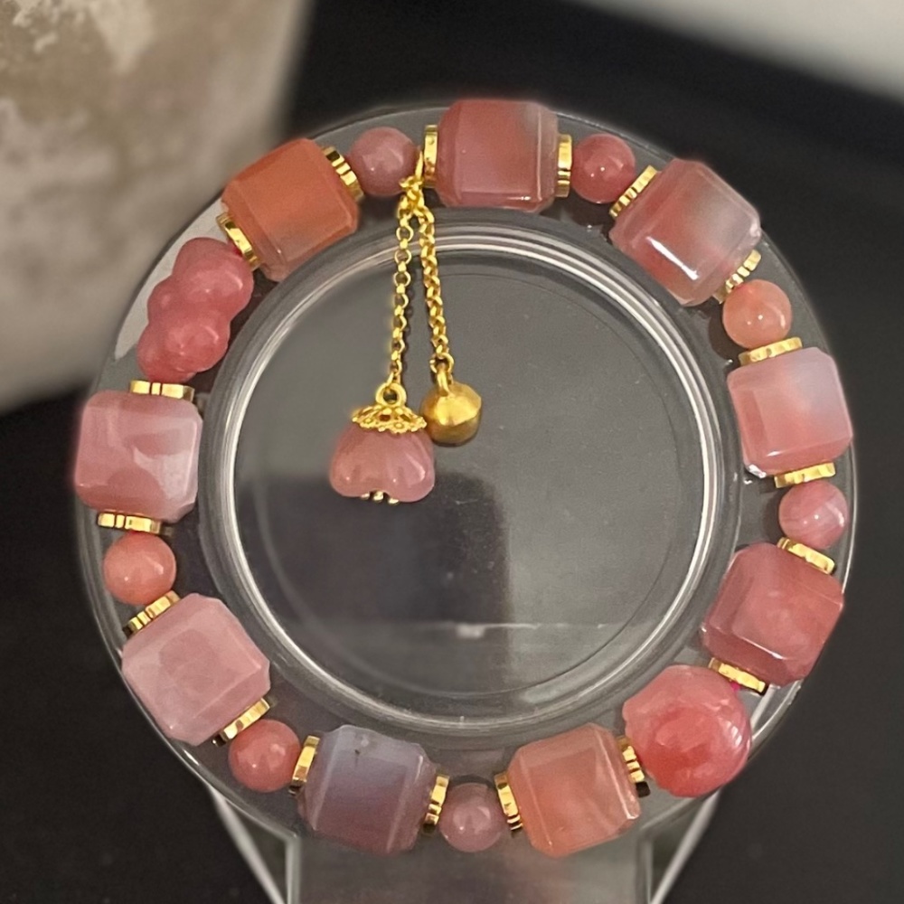 Yan Yaun agate cube bracelet